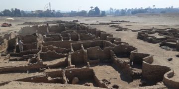 Encuentran bajo la arena a la ciudad perdida de Luxor, en Egipto
