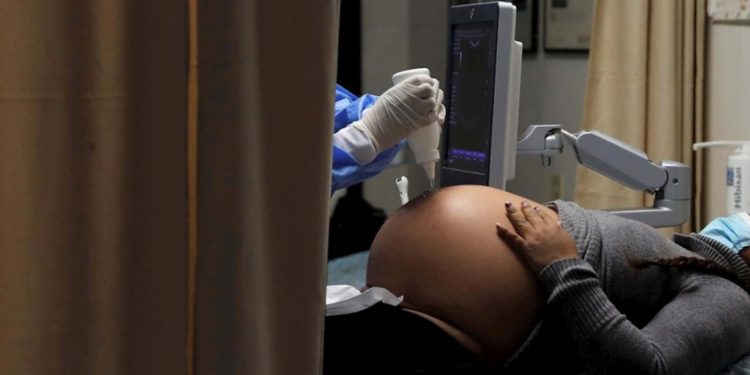 Brasil registra aumento de muertes por covid-19 en embarazadas