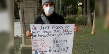 Joven vende clases de inglés a 15 pesitos