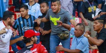 Dan de alta a 7 personas heridas durante riña en estadio de Querétaro