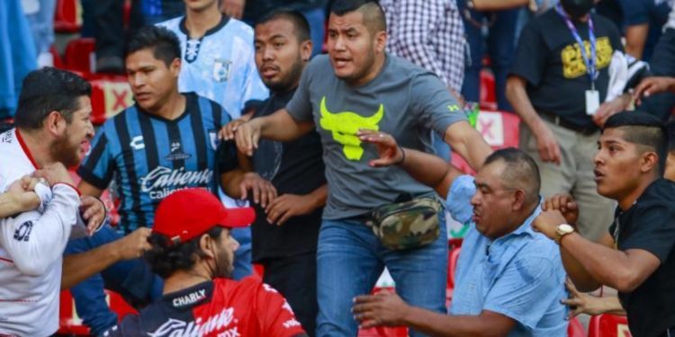 Dan de alta a 7 personas heridas durante riña en estadio de Querétaro
