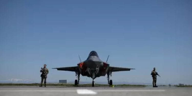 Recibe Ucrania aviones de combate por parte de Estados Unidos