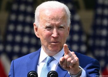Biden promete seguir lucha contra armas de fuego tras tiroteo en Chicago