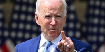 Biden promete seguir lucha contra armas de fuego tras tiroteo en Chicago