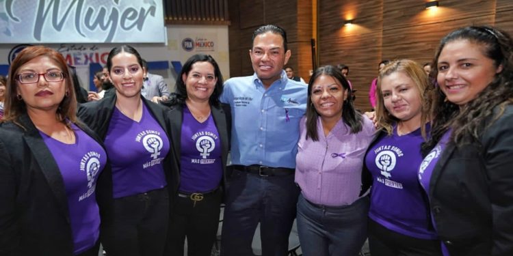 Reconoce Enrique Vargas la aportación social de las mujeres en el país