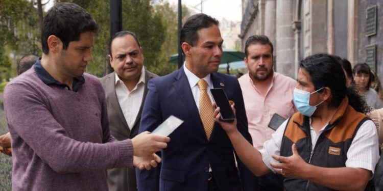 Enrique Vargas llama ‘motor de la economía’ al sector empresarial