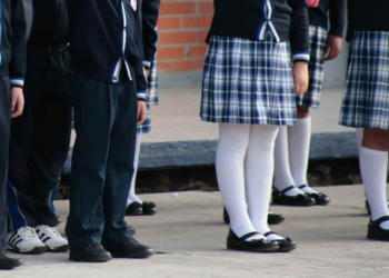 CDMX aprueba reforma que permite a estudiantes elegir usar pantalón o falda en la escuela  