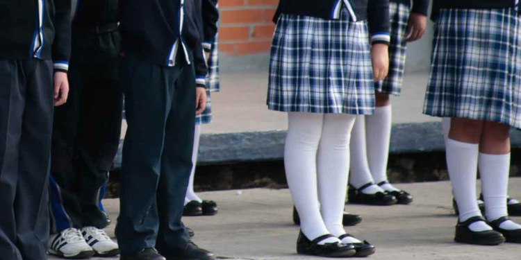 CDMX aprueba reforma que permite a estudiantes elegir usar pantalón o falda en la escuela  