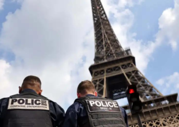 Atrevido escalador trepa la Torre Eiffel y se lanza en paracaídas antes de ser detenido