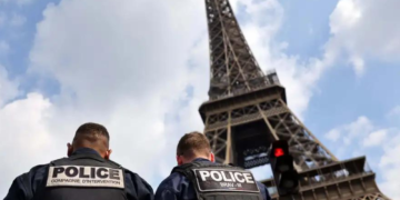 Atrevido escalador trepa la Torre Eiffel y se lanza en paracaídas antes de ser detenido