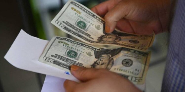 México bate récord en remesas con 47.071 millones de dólares recibidos en 2023