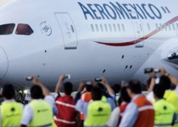 AMLO promete apoyo a sobrecargos de Aeroméxico