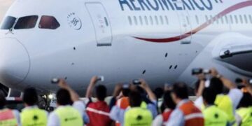 AMLO promete apoyo a sobrecargos de Aeroméxico