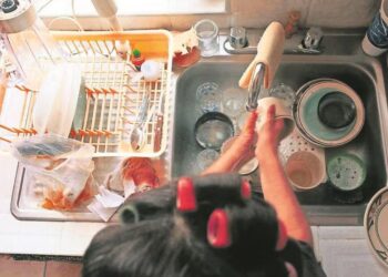 Mujeres en México dedican el doble de tiempo que los hombres a tareas de cuidado