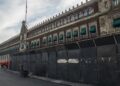 AMLO explica permanencia de vallas metálicas en Palacio Nacional hasta después de elecciones