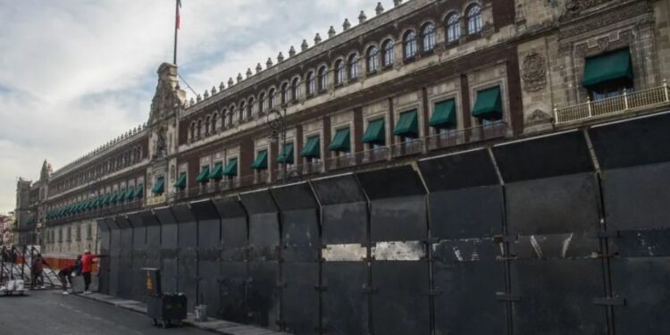AMLO explica permanencia de vallas metálicas en Palacio Nacional hasta después de elecciones