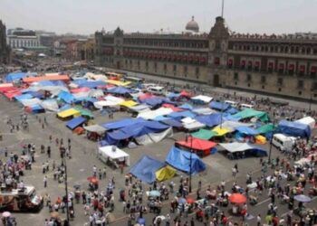CNTE mantiene plantón indefinido en el Zócalo a la espera de respuesta gubernamental