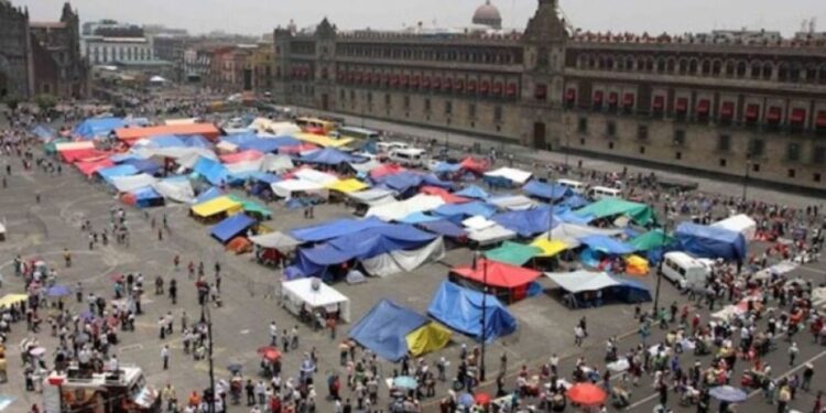 CNTE mantiene plantón indefinido en el Zócalo a la espera de respuesta gubernamental