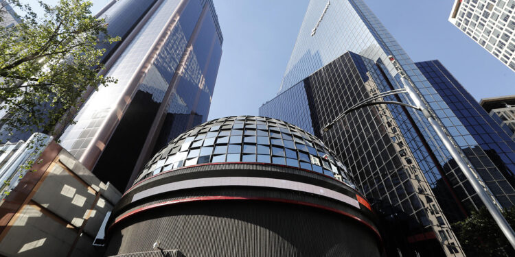 La Bolsa Mexicana de Valores cae a 66 mil 890.27 unidades, marcando una tendencia negativa en las últimas sesiones.