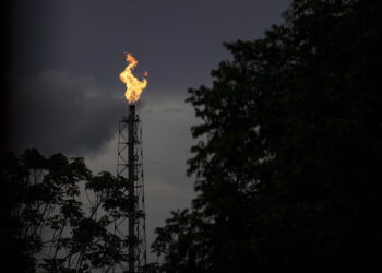 El petróleo ha superado los 100 dólares por barril, alarmando al mercado por el conflicto en el Estrecho de Ormuz.