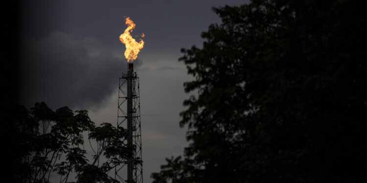El petróleo ha superado los 100 dólares por barril, alarmando al mercado por el conflicto en el Estrecho de Ormuz.