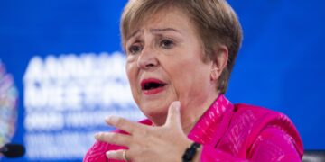 La directora del FMI aconseja a líderes globales a prepararse para escenarios inesperados en un mundo marcado por la incertidumbre.