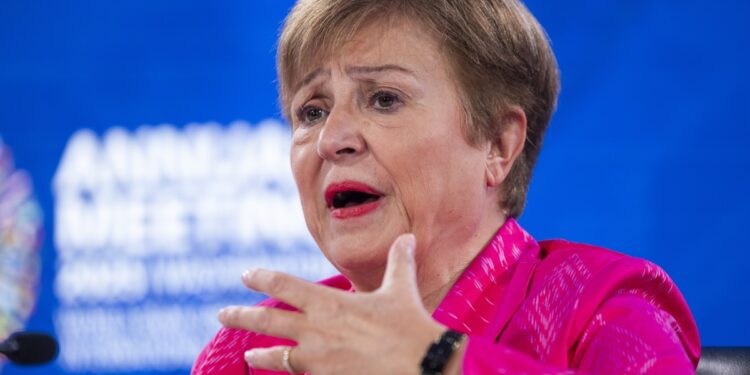 La directora del FMI aconseja a líderes globales a prepararse para escenarios inesperados en un mundo marcado por la incertidumbre.