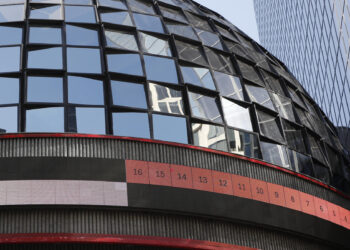 La Bolsa mexicana experimenta una notable caída semanal, afectada por la tendencia mundial de los mercados financieros.