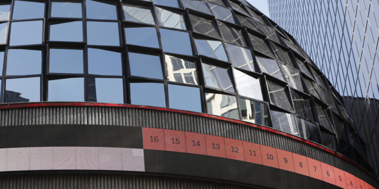 La Bolsa mexicana experimenta una notable caída semanal, afectada por la tendencia mundial de los mercados financieros.