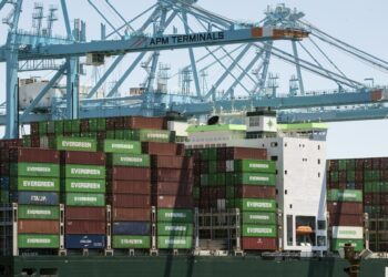 La administración Trump implementará un aumento en aranceles del 15%, afectando el comercio internacional esta semana.