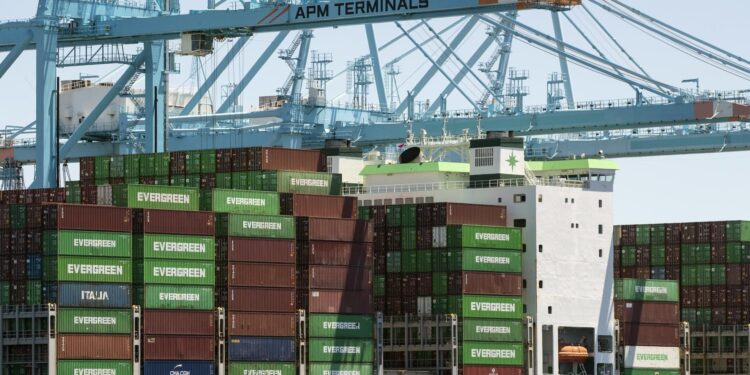 La administración Trump implementará un aumento en aranceles del 15%, afectando el comercio internacional esta semana.