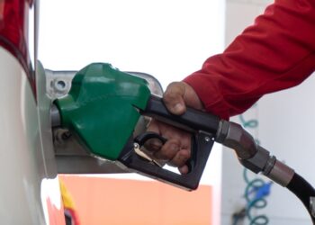 La presidenta Sheinbaum garantiza que la gasolina en México no aumentará a pesar de la inestabilidad global. Descubre cómo se manejarán los precios.
