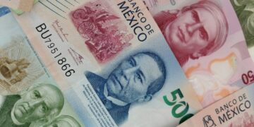 La reciente caída del peso mexicano se atribuye a factores globales que afectan la economía del país.