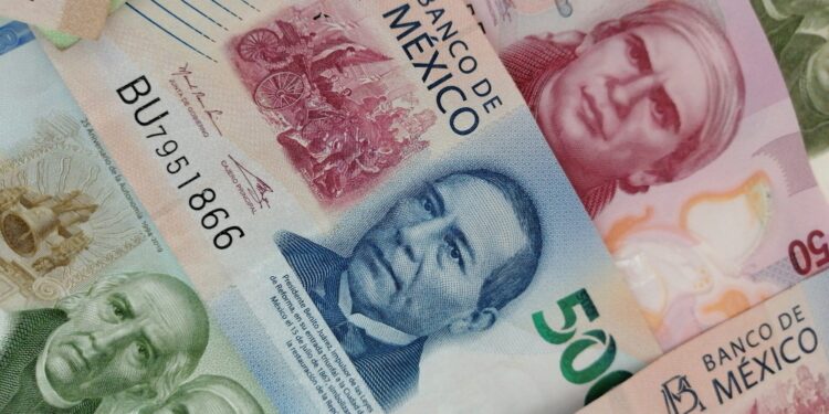 La reciente caída del peso mexicano se atribuye a factores globales que afectan la economía del país.