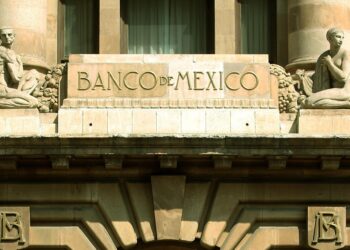 La decisión del Banco de México refleja una preocupación por la inflación que sigue por encima de lo esperado.