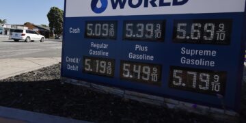 El costo de la gasolina en Estados Unidos marca un nuevo récord, impulsado por factores económicos y geopolíticos.