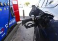 El precio del combustible en Estados Unidos supera los 4 dólares, marcando un hito desde 2022. Aquí te contamos más.