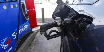 El precio del combustible en Estados Unidos supera los 4 dólares, marcando un hito desde 2022. Aquí te contamos más.
