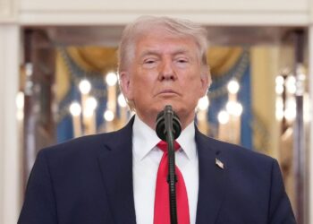 Descubre cómo interpretar las fluctuaciones del mercado en momentos críticos como los que enfrenta Trump.