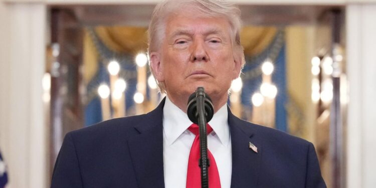 Descubre cómo interpretar las fluctuaciones del mercado en momentos críticos como los que enfrenta Trump.