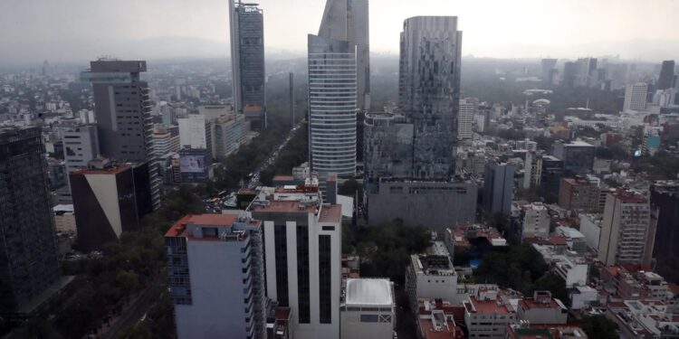 Los trámites burocráticos elevan costos y desincentivan la inversión en la industria musical en México.