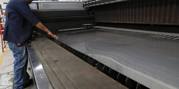 Nueva normativa estadounidense facilita la reducción de aranceles para productores de acero y aluminio en México y Canadá.