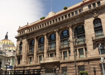 El Banco de México ha decidido recortar la tasa de interés interbancaria a un día, ofreciendo un alivio económico relevante.