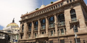 El Banco de México implementa un recorte de 25 puntos base en la tasa de interés, afectando la economía del país.