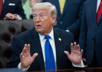 Donald Trump denuncia la violación del pacto comercial por parte de la Unión Europea y toma medidas drásticas.