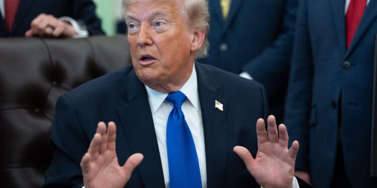 Donald Trump acusa a la Unión Europea de violar pactos comerciales y eleva aranceles a vehículos al 25%.