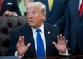 Donald Trump denuncia incumplimiento de pacto comercial por parte de la Unión Europea y aumenta aranceles a coches al 25%.