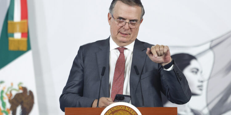 Ebrard resalta avances en la producción de México al disminuir importaciones de productos fabricables en el país.