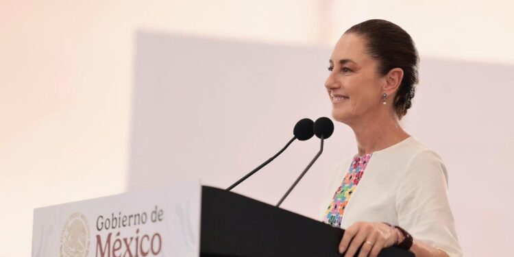 Claudia Sheinbaum destaca orgullo nacional y anuncia beca en Palenque
