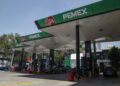 El Gobierno mexicano reduce comisiones bancarias en gasolineras para frenar el aumento de precios en combustibles.